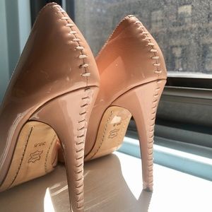 Alice + Olivia Dina patent-leather pumps in Blush